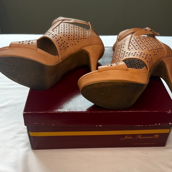 Women's Faux Leather Heeled Ankle Booties in Tan - US 8.5 - Picture 8 of 9